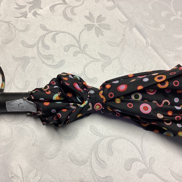 POLKA DOT UMBRELLA SO CUTE. USEFUL N EASY TO CARRY - Picture 5 of 8